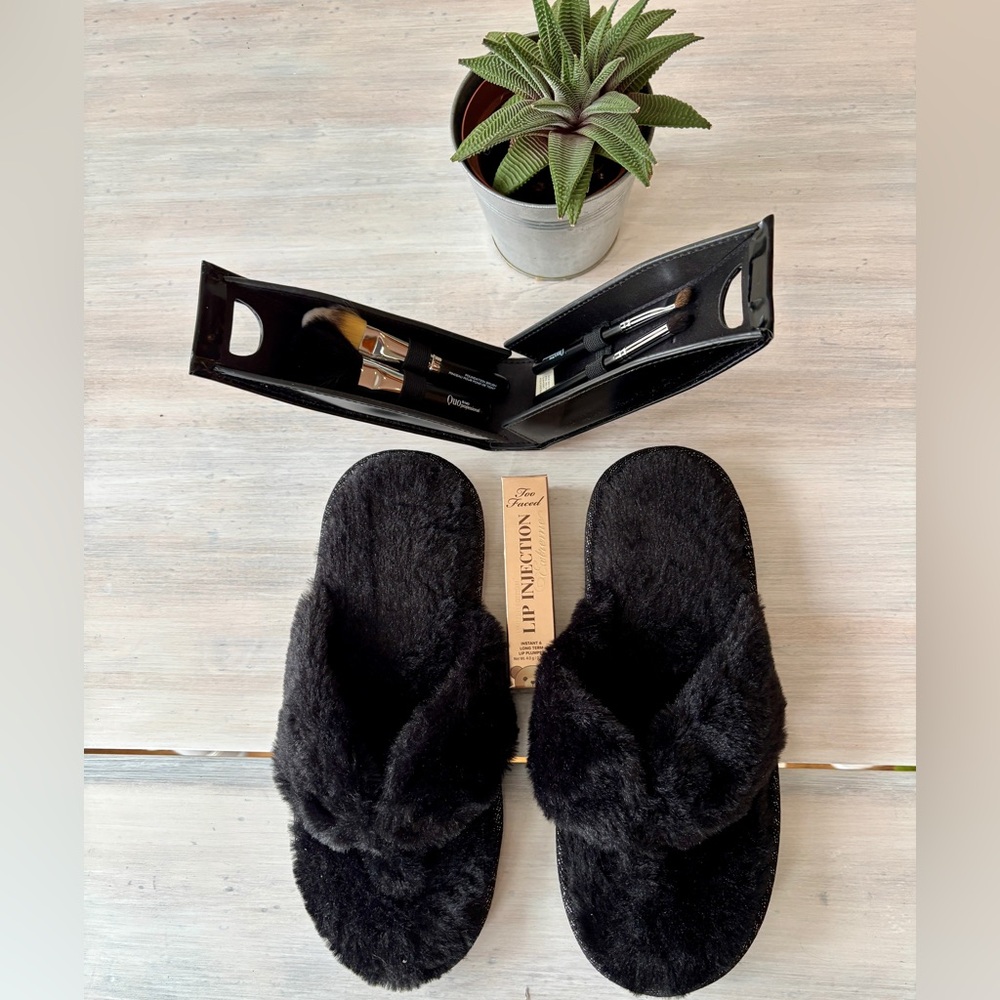NWOT Beauty Pack: Two-Faced Lip Injection, QUO Make-Up Brushes & Black Slippers.